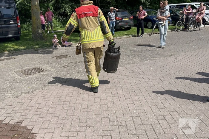Schuur vliegt in brand in achtertuin