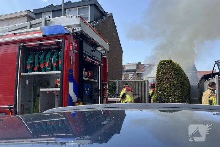 Schuur vliegt in brand in achtertuin