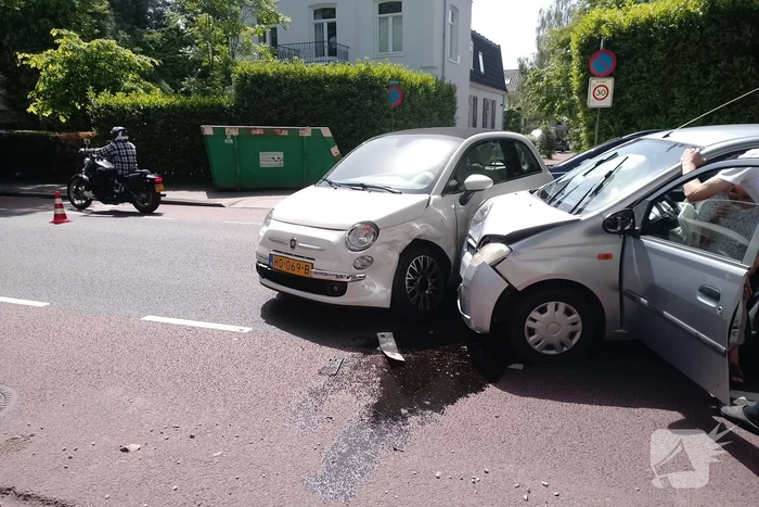 Twee personenauto's botsen tegen elkaar