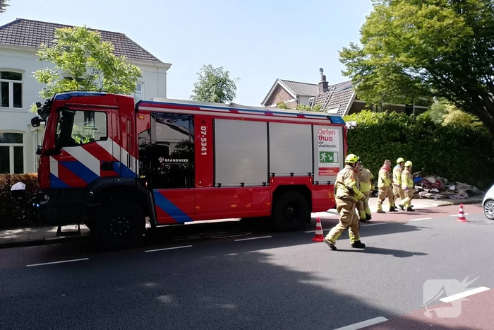 Twee personenauto's botsen tegen elkaar
