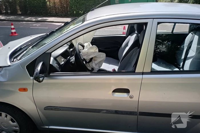 Twee personenauto's botsen tegen elkaar