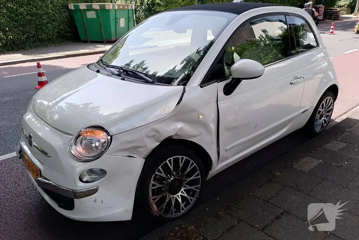Twee personenauto's botsen tegen elkaar