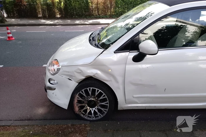Twee personenauto's botsen tegen elkaar