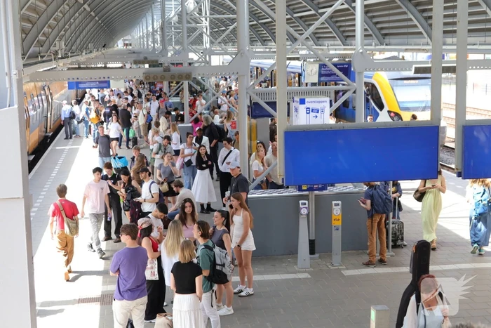 Wachtende reizigers door verstoring treinverkeer
