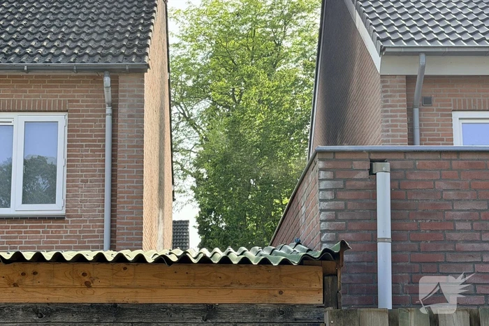 Buitenbrand slaat over op woningen