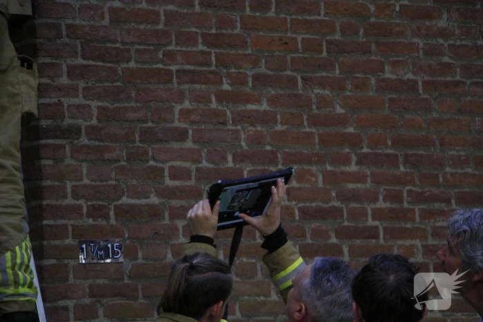 Kinderen helpen brandweer bij bevrijding van vastzittende kraai