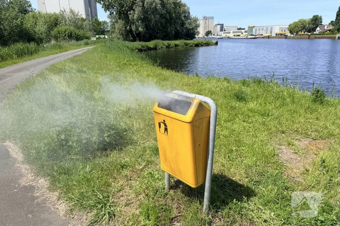 Buitenbrand ontstaan door prullenbakbrand