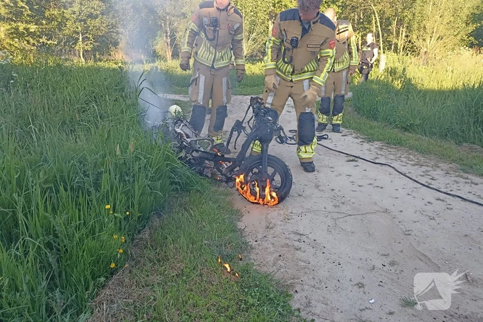 Brandweer blust door in sloot te gooien