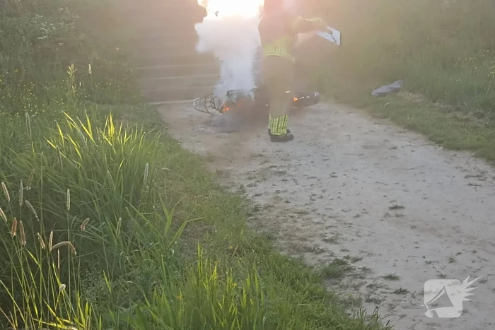 Brandweer blust door in sloot te gooien