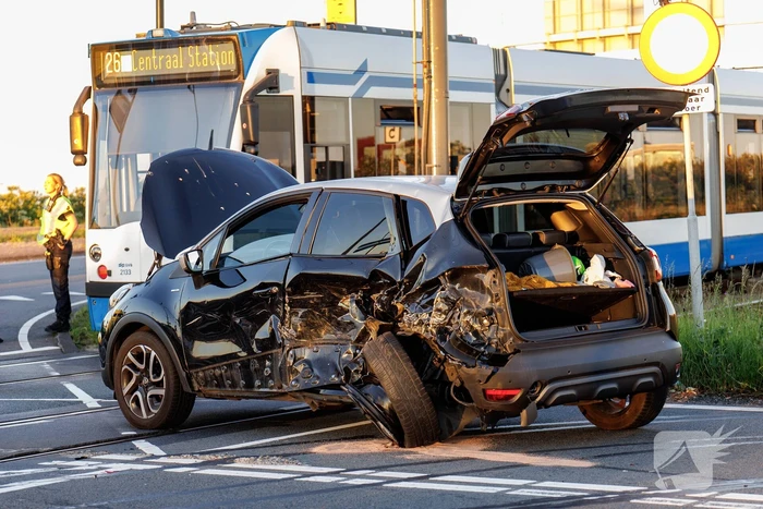 Drie auto's betrokken bij aanrijding met letsel