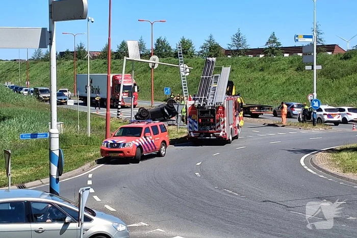 Auto belandt op de kop bij ongeval