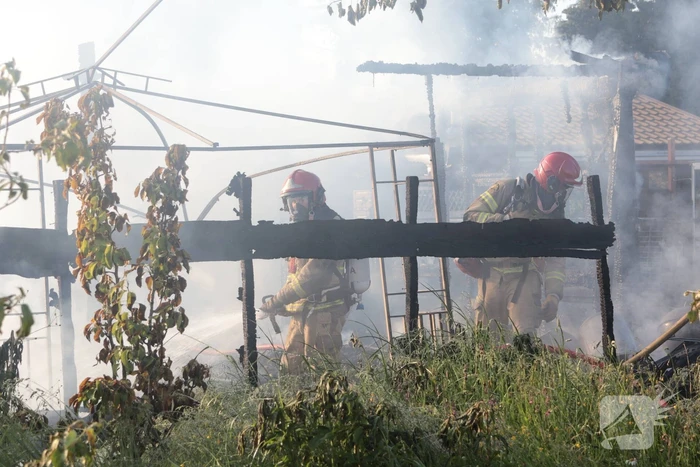Buitenbrand verwoest huisje op recreatiepark