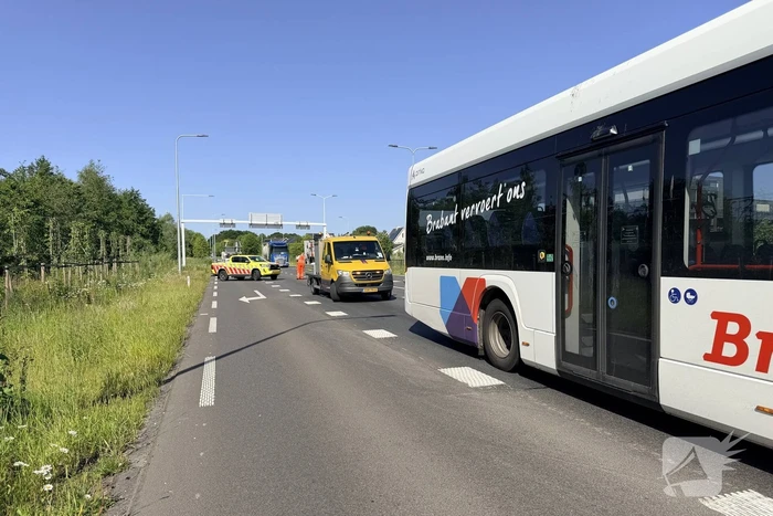 Lijnbus komt tot stilstand voor verkeerslicht
