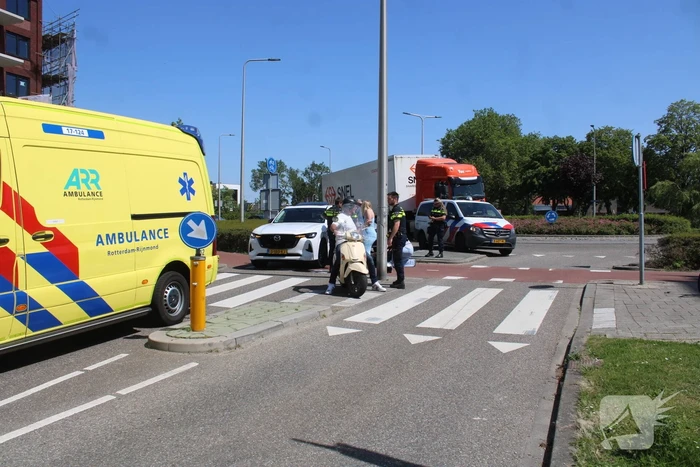 Scooterrijder gewond bij aanrijding op rotonde