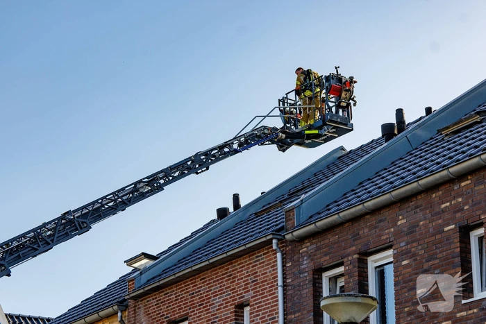 Rookontwikkeling na brand op dak woning