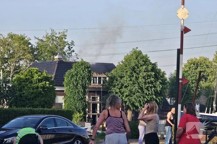 Brandweer slaat dak in bij woningbrand