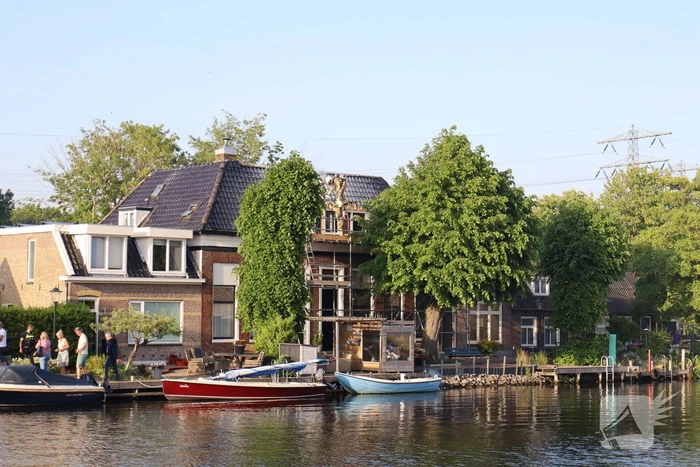 Brandweer slaat dak in bij woningbrand