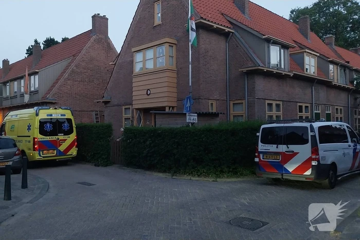 Man vast met arm in radiator