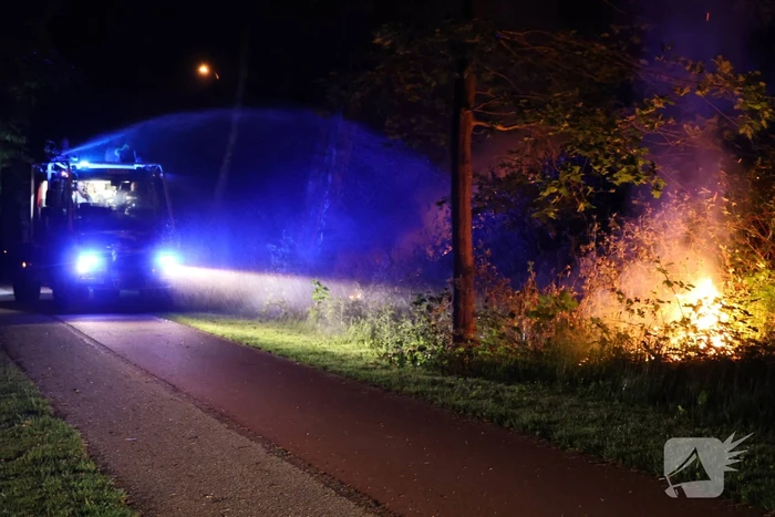 Brandweer blust brand in bosgebied