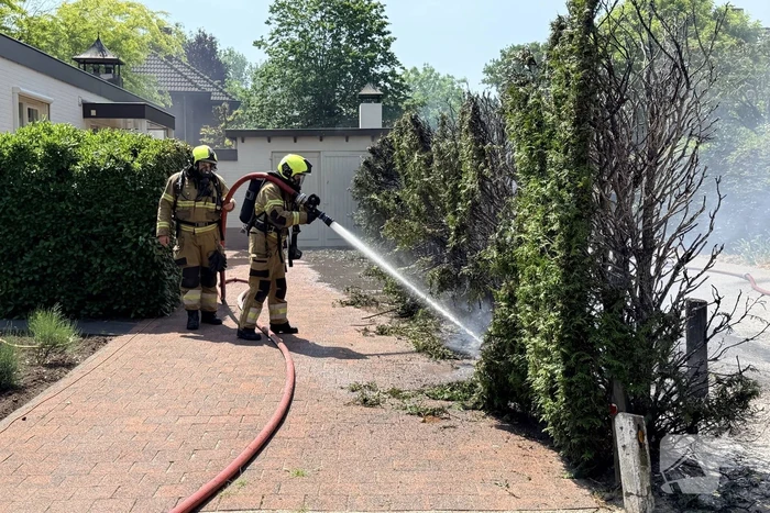 Buitenbrand ontstaat tijdens onkruidbranden
