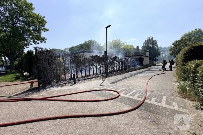Buitenbrand ontstaat tijdens onkruidbranden