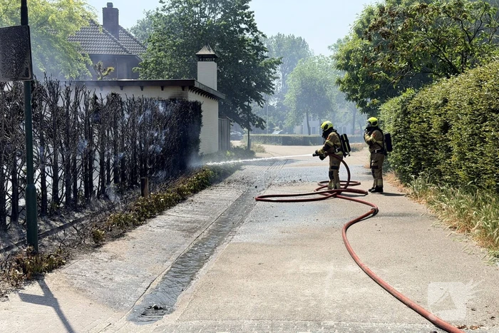 Buitenbrand ontstaat tijdens onkruidbranden