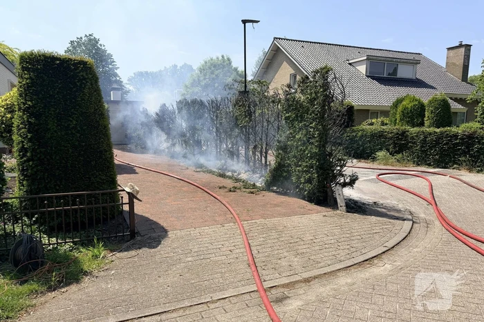 Buitenbrand ontstaat tijdens onkruidbranden