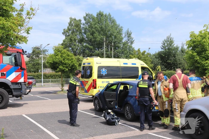 Brandweer redt kind uit afgesloten auto