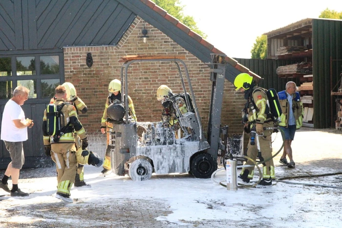 Brand in heftruck tijdens werkzaamheden
