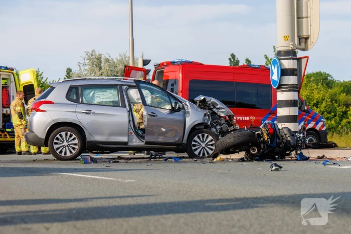 Zwaar ongeval tussen motor en auto met meerdere gewonden