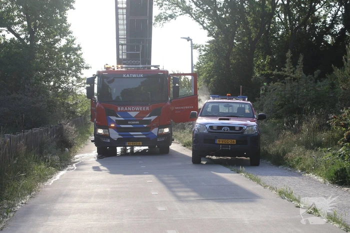 Brandweer bestrijdt flinke duinbrand