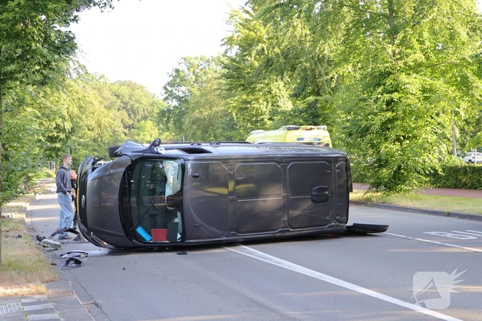 Bakkerijproducten in bestelbus beschadigd na ongeluk