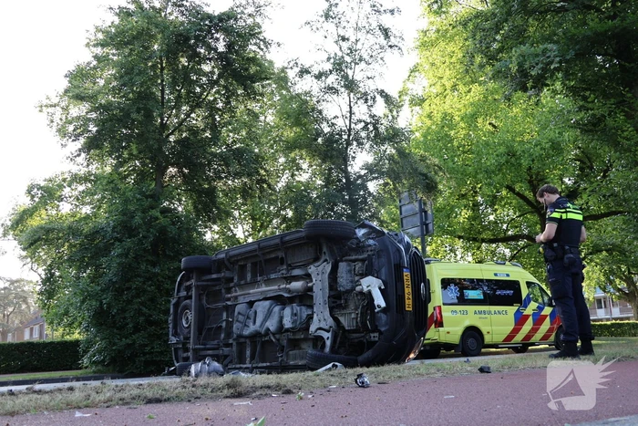 Bakkerijproducten in bestelbus beschadigd na ongeluk