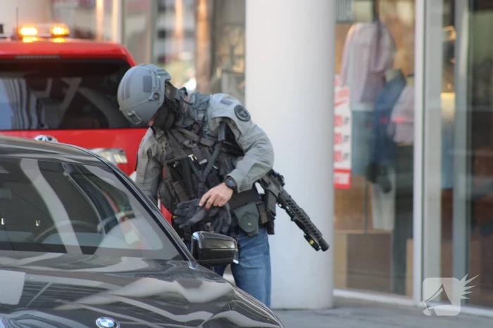 Man met verward gedrag roept om hulp bij gemeentehuis