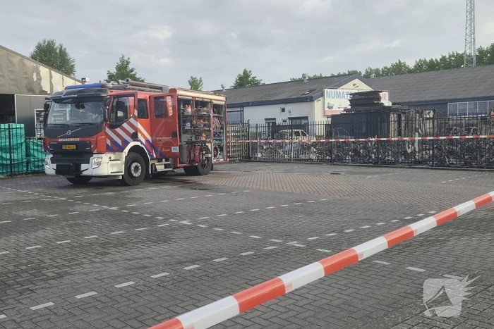 Tientallen voertuigen verloren door brand
