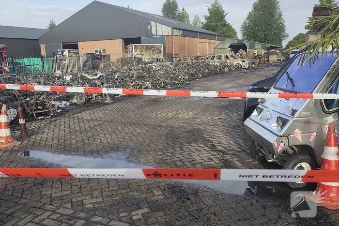 Tientallen voertuigen verloren door brand