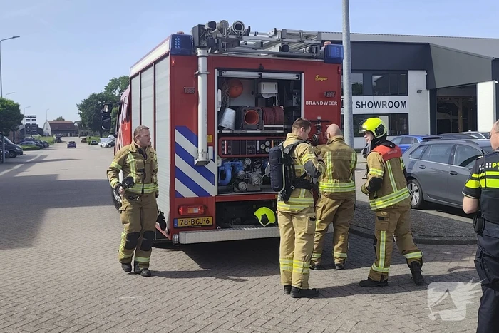 Tientallen voertuigen verloren door brand