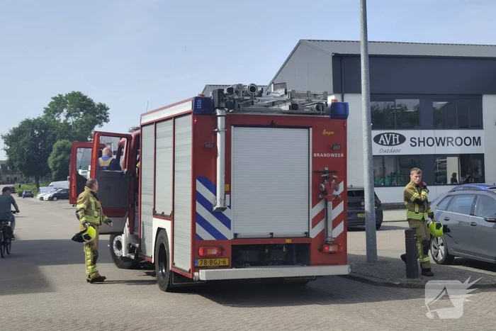Tientallen voertuigen verloren door brand