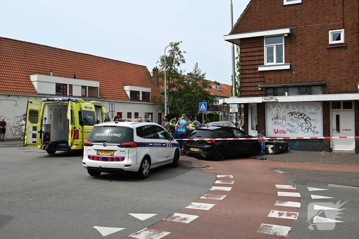 Automobilist crasht op rotonde en botst tegen woning