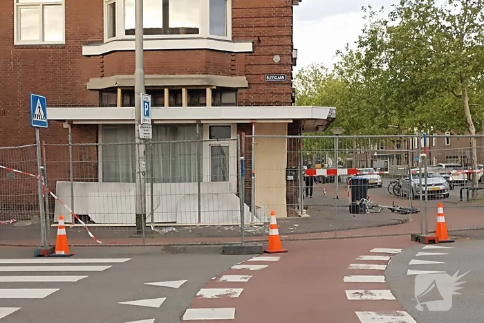 Automobilist crasht op rotonde en botst tegen woning