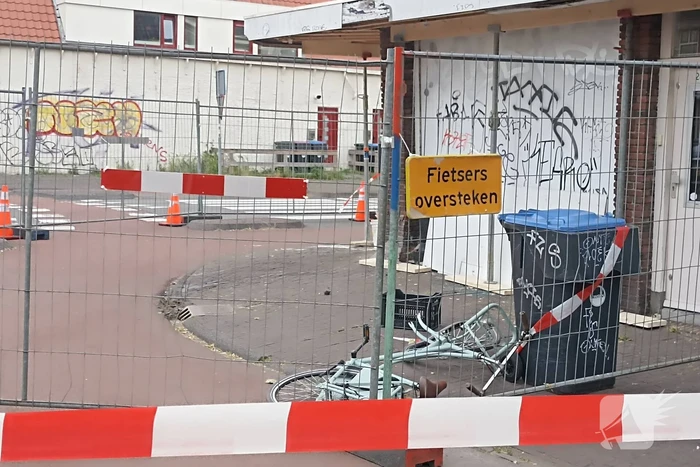Automobilist crasht op rotonde en botst tegen woning