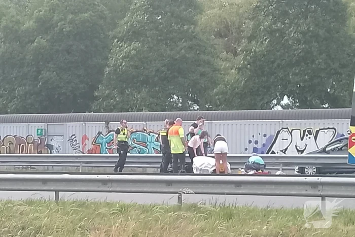 Motor belandt onder vangrail op snelweg