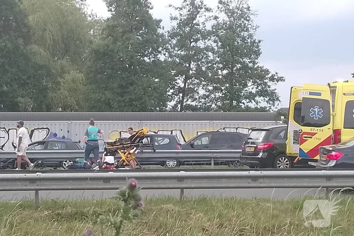Motor belandt onder vangrail op snelweg