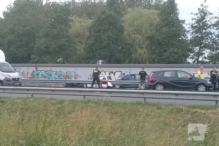 Motor belandt onder vangrail op snelweg