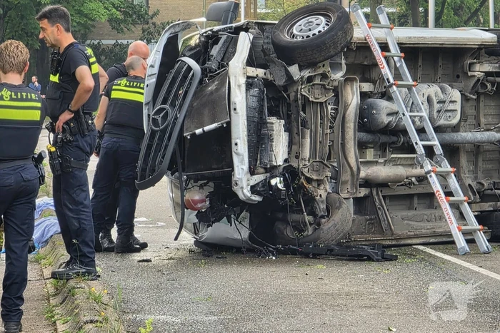 Bestelbus belandt op zijkant, traumateam ingezet