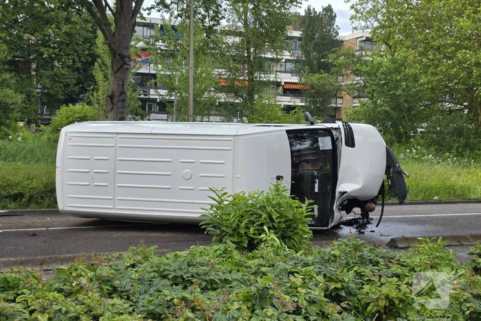 Bestelbus belandt op zijkant, traumateam ingezet