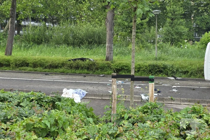 Bestelbus belandt op zijkant, traumateam ingezet