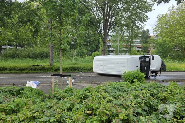 Bestelbus belandt op zijkant, traumateam ingezet