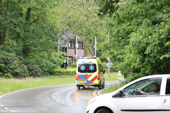 Bromfietser gewond bij botsing met auto