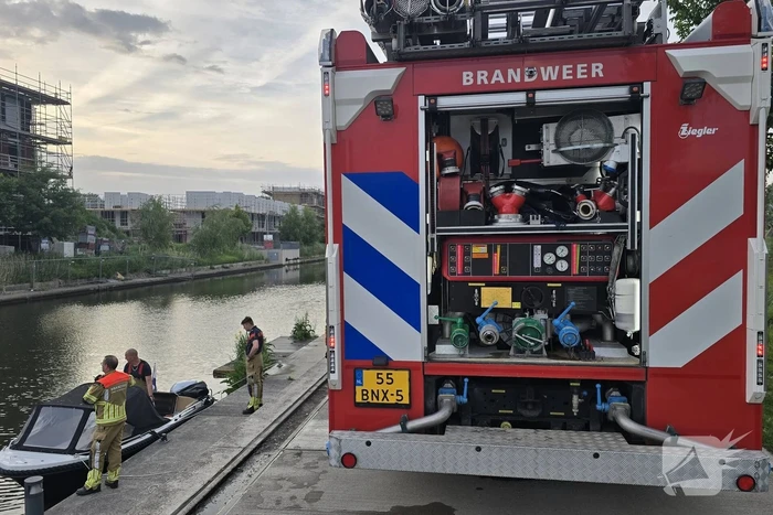 Brandweer haalt boot naar kade na brand